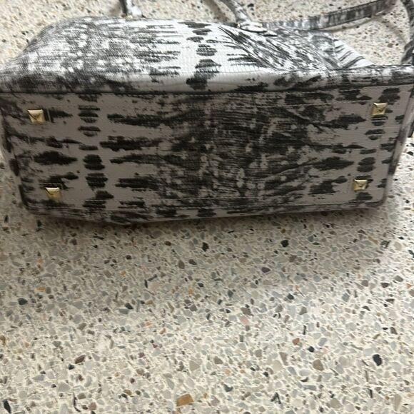 Henri Bendel white black large shoulder bag tote gold hardware leather - Picture 7 of 9